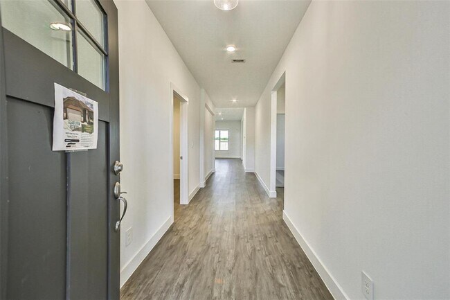 Building Photo - 13075 Clear View Dr