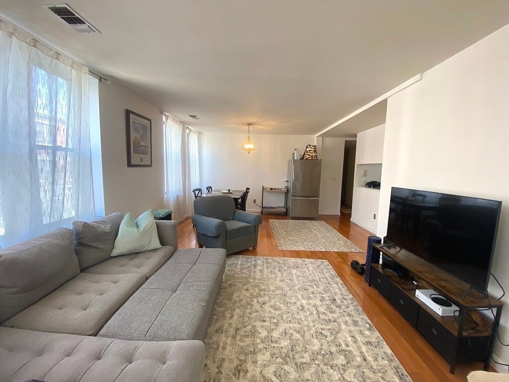 Foto principal - 29 Brainerd Rd