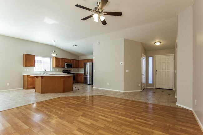 Foto del edificio - 2125 E Danbury Rd