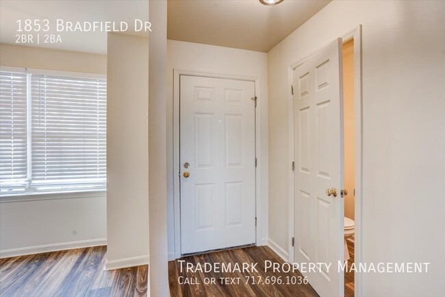 Building Photo - Spacious 2 Bedroom Townhome