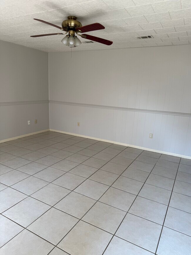 Building Photo - 5845 Pine Hill Dr
