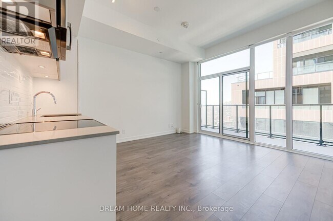 Building Photo - 270 Dufferin St