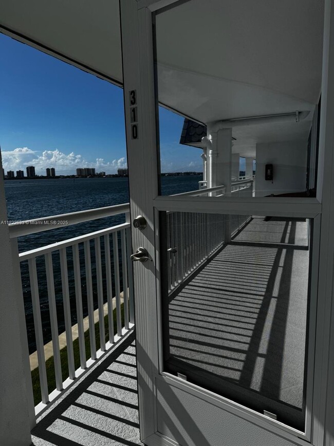 Building Photo - 100 Shore Ct