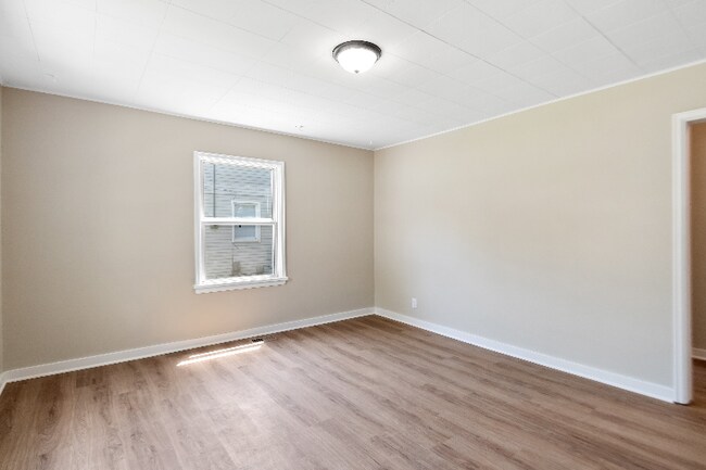 Building Photo - 631 S Kentwood Ave