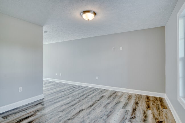 Building Photo - 150 Twisted Oak Dr NW