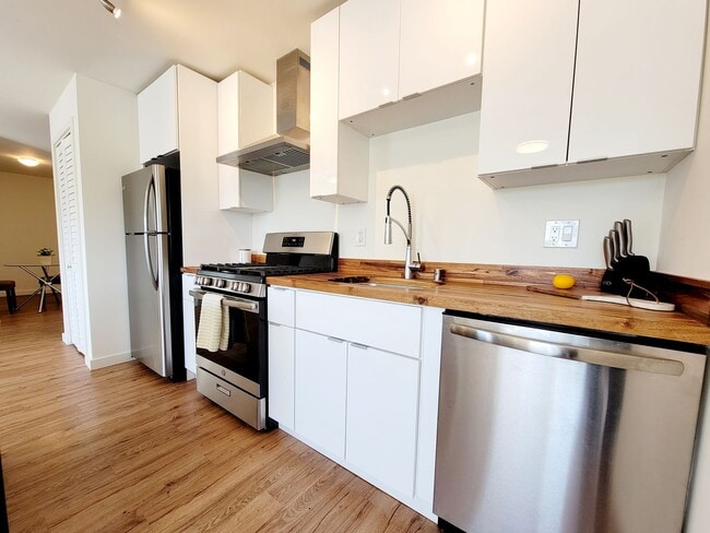 Building Photo - Redwood City: Unfurnished and Remodeled 2 Bed 2 Bath w/ Laundry In Unit, AC Mini-Split, & Parking...