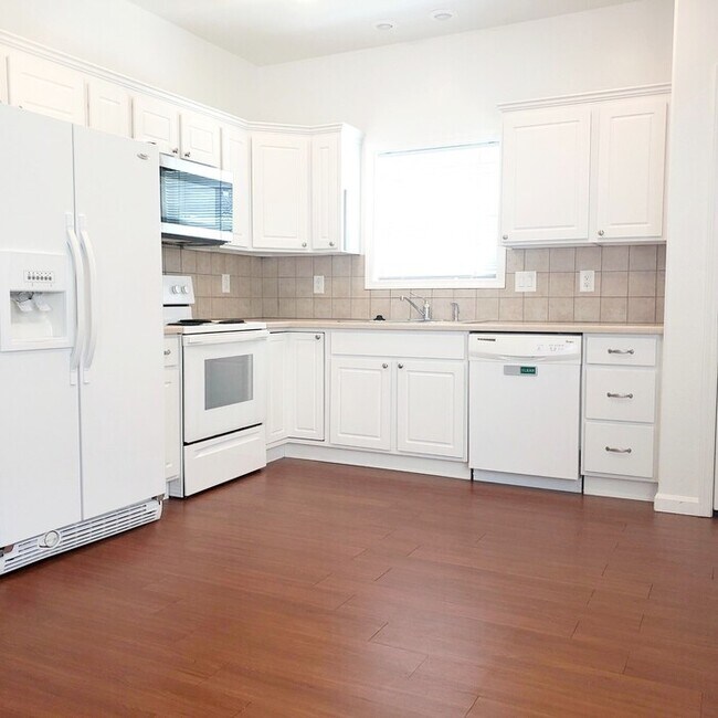 Building Photo - Modern Home Near Downtown Only $1,800!
