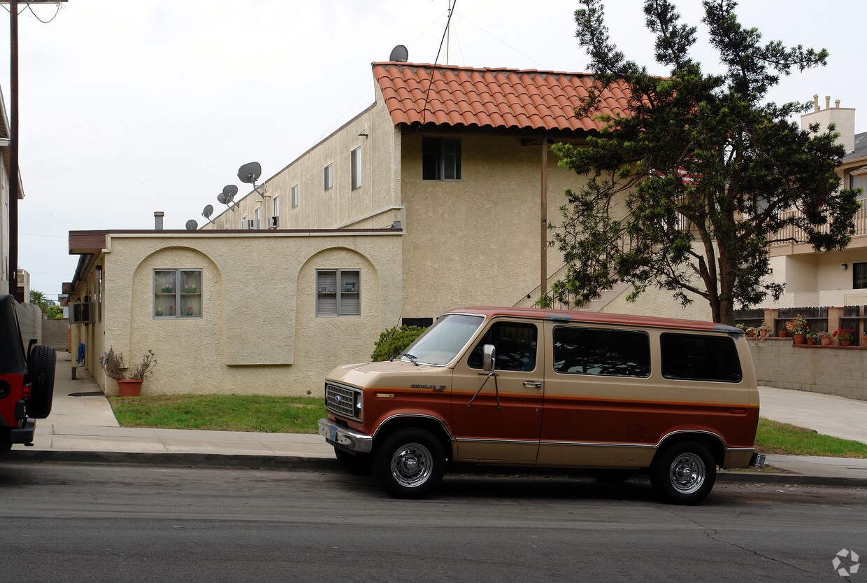 Building Photo - 508 W Imperial Ave