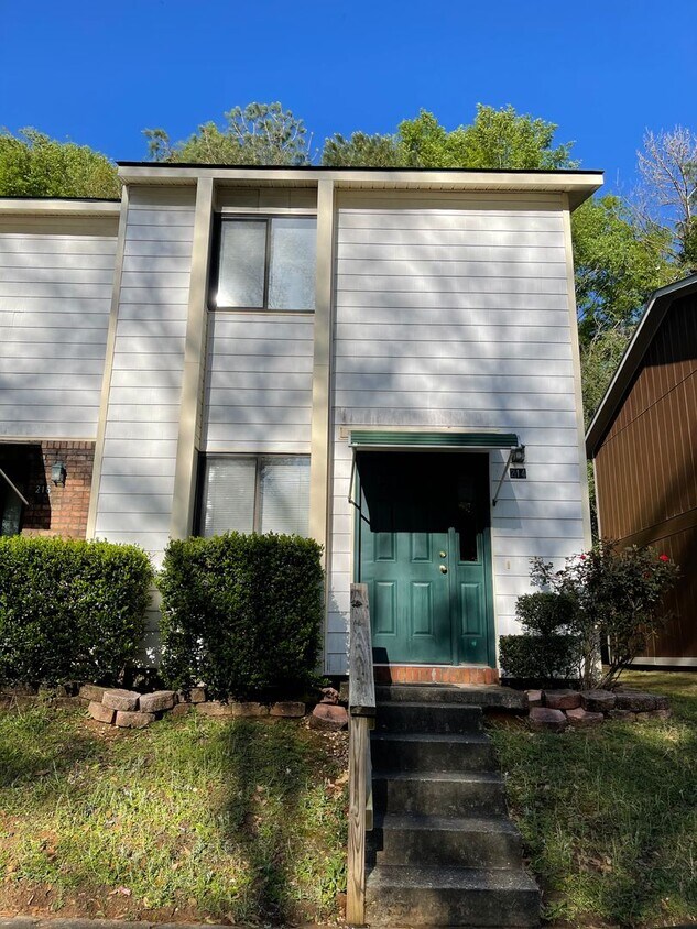 Foto principal - Rolling Acres Townhome.