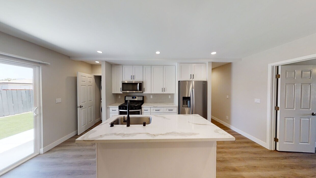 Foto principal - Newly Renovated 6 bed house on 63rd! (Leas...