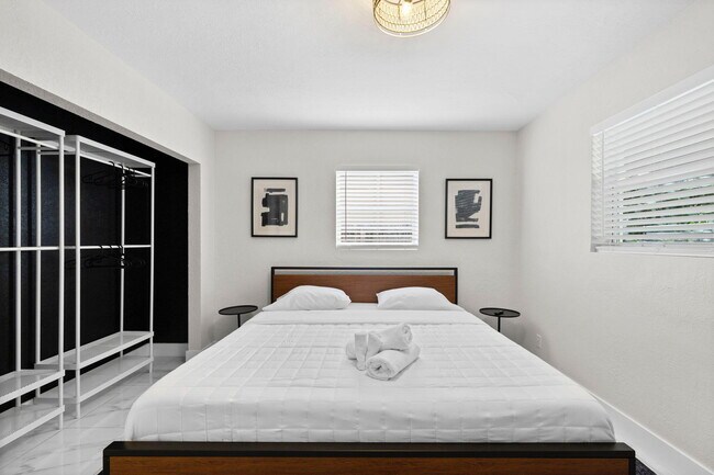 Building Photo - 710 SW 70th Ave