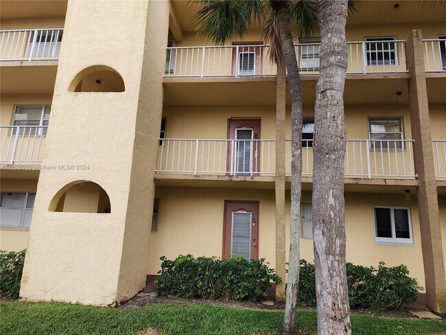 Foto del edificio - 8305 Sunrise Lakes Blvd