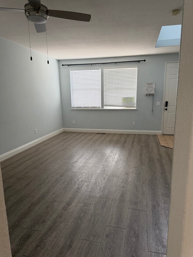 Foto del edificio - 3308 Newmark Dr