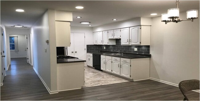 Building Photo - 18 John St