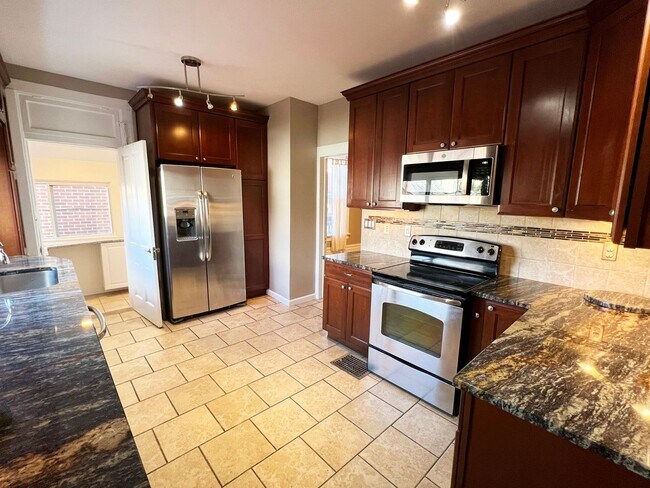 Foto del edificio - Remodeled and Updated Victorian in Five Points