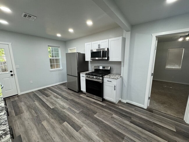Building Photo - Move in special: Guthry Beautiful 3 bedroom