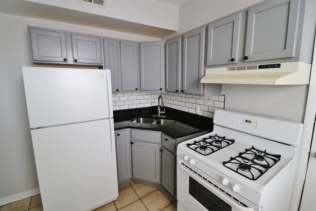 Building Photo - 2652 W 64th St