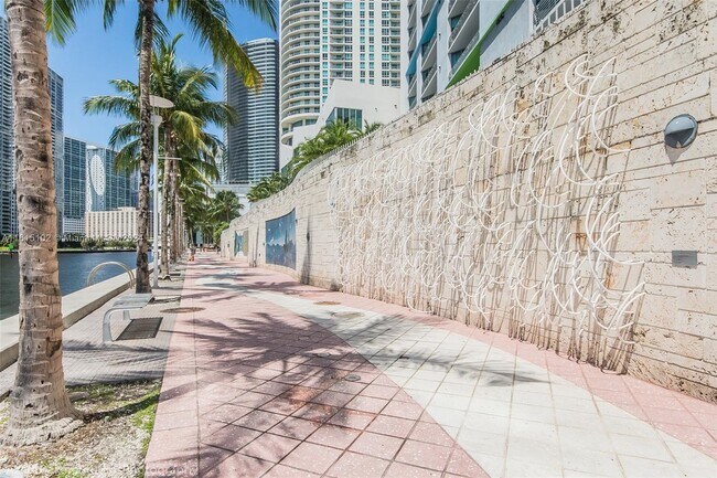Foto del edificio - 325 S Biscayne Blvd