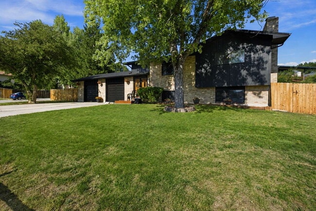 Building Photo - Beautiful 4BED/2BA Tri-Level Home in Widefield Country Club Heights