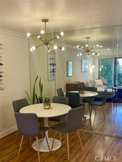 Foto del edificio - 751 Los Felices Cir W