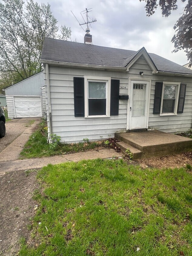 Primary Photo - 3 Bed 1 bath ranch with Garage