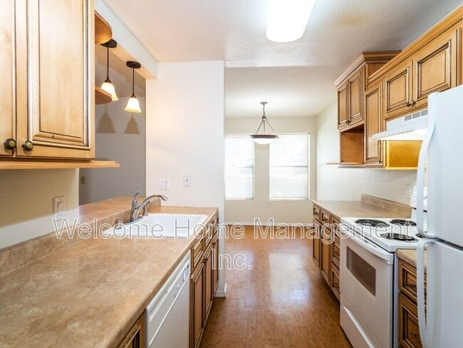 Building Photo - 695 Bristol Dr