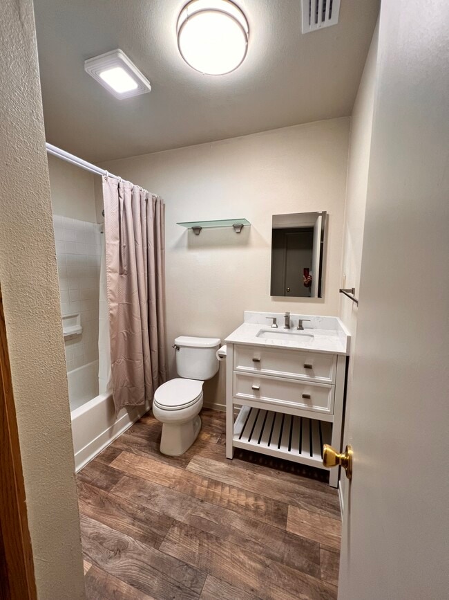 Guest bathroom - 5026 Dana Ave