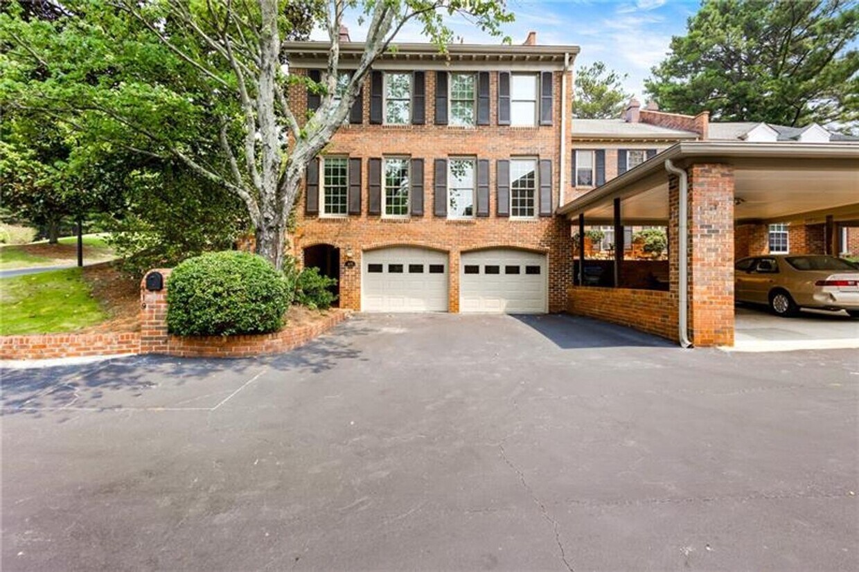 Foto principal - Stunning 4-bedroom, 3-bathroom Townhome in...