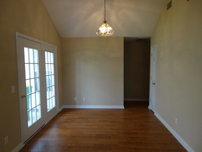 Building Photo - 3045 Rushing St