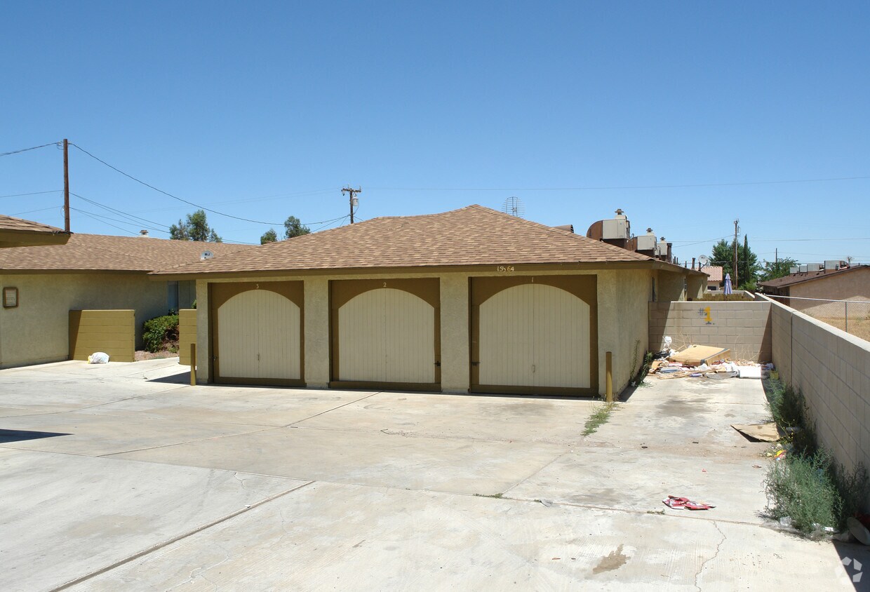 Foto del edificio - 15564 Bear Valley Rd