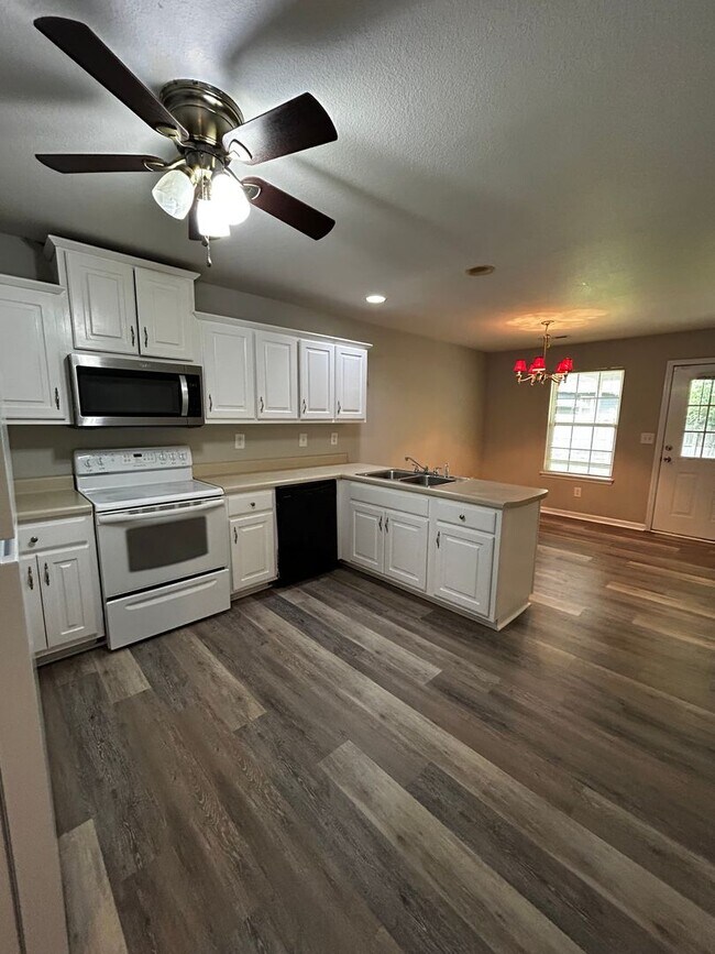 Foto del edificio - Charming 2 Bed, 1 Bath, 1 Car Garage, Cove...