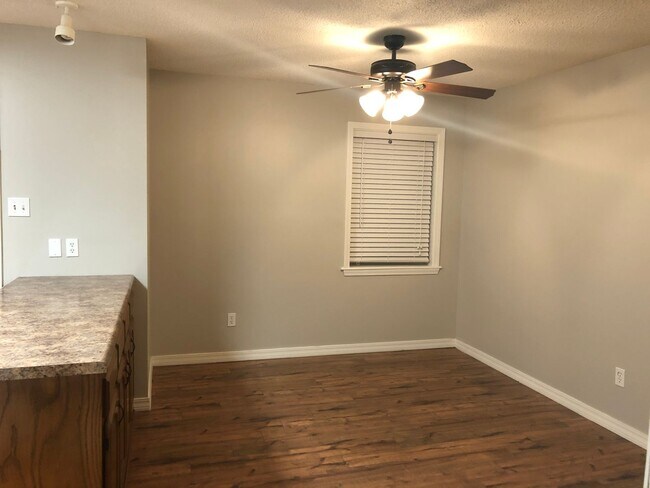 Building Photo - 725 Resimont Dr