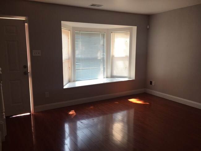 Foto del edificio - 1293 Amherst Pl