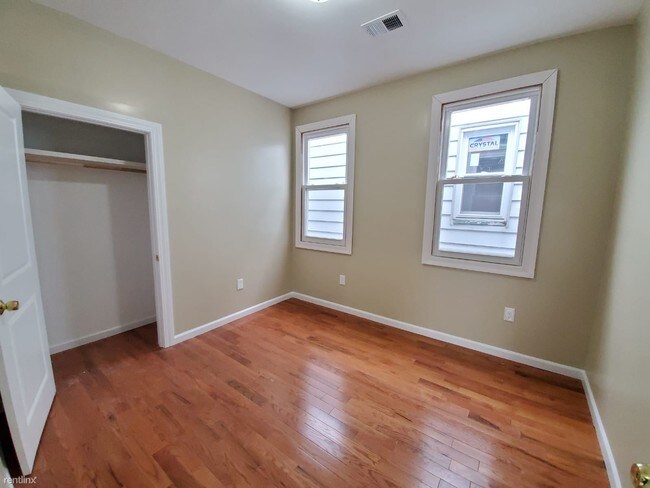 Building Photo - 3 br, 1 bath  - 32 20th Ave 1