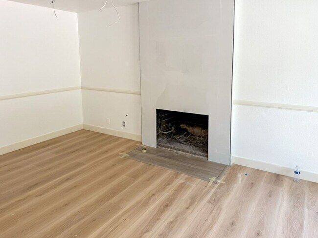 Building Photo - Stunning Remodeled Home in Dana Woods – Co...
