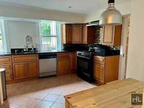 Building Photo - 1BR 1BA Private Garden Level Floor Through...