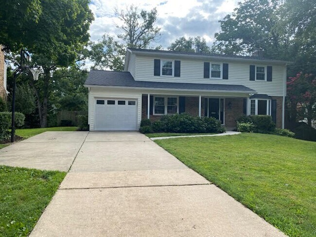 Foto del edificio - Beautiful 5 BR 3.5 BA brick Colonial home ...
