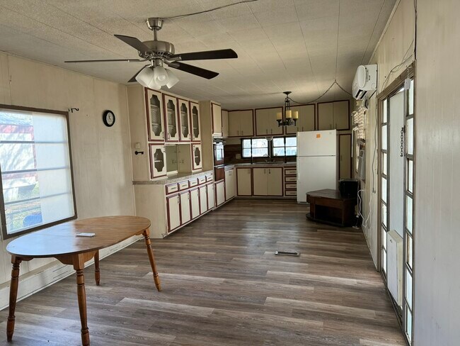 Building Photo - 5601 El Paso Ave