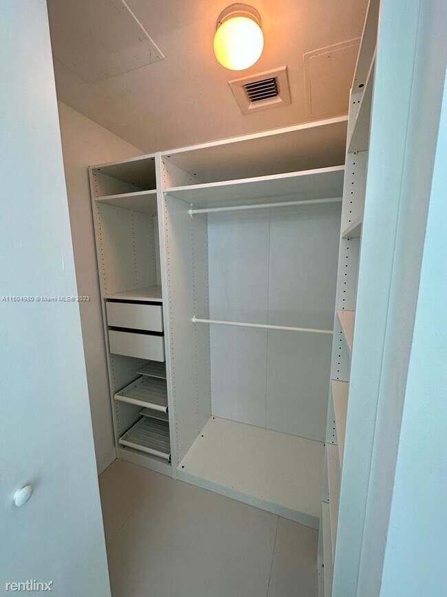 Foto del edificio - 1 br, 1 bath Condo - 1300 S Miami Ave Unit...