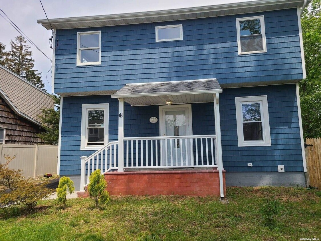 41 Spruce St, Islip, NY 11751 House Rental in Islip, NY