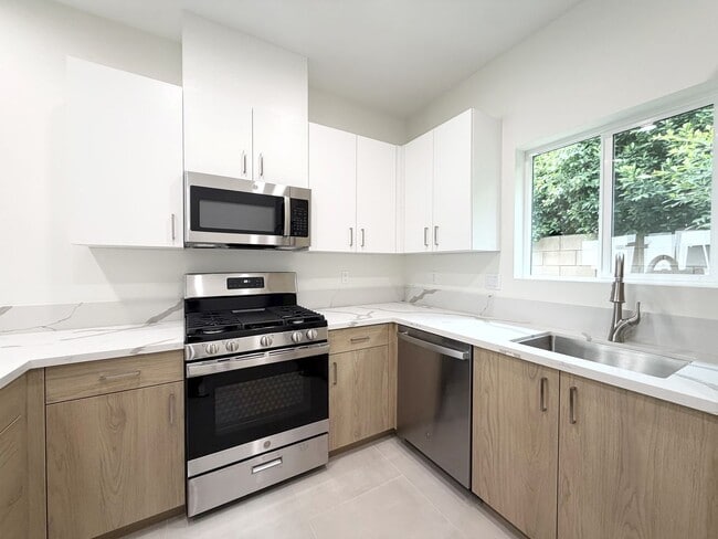 Building Photo - AVAILABLE NOW!! Beautiful 3 Bedroom 2 Bathroom Home in Cathedral City