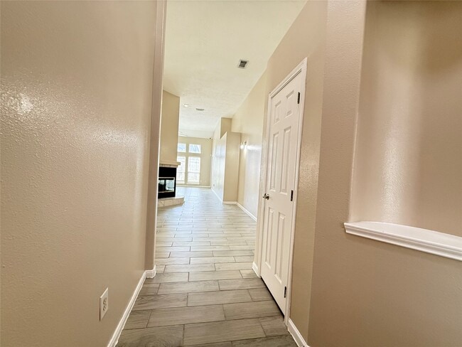 Building Photo - 6111 Settlers Village Dr