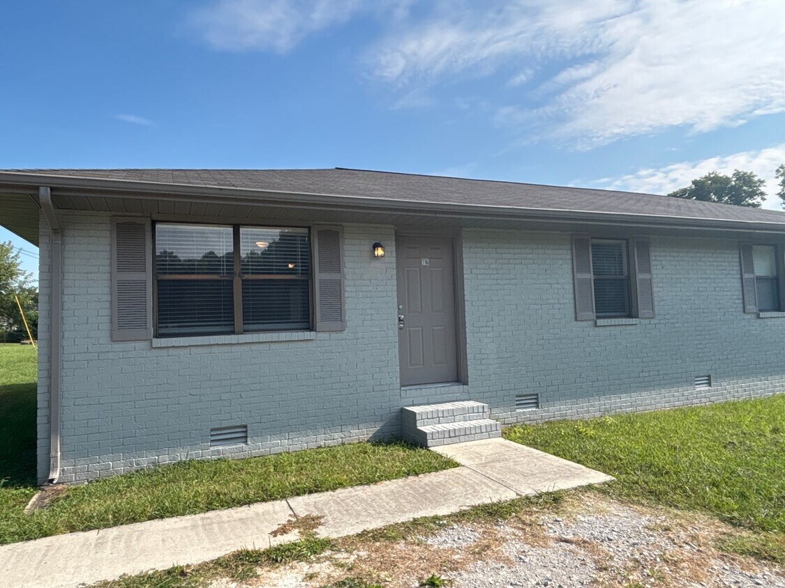 Primary Photo - Freshly Renovated Duplex in Manchester!