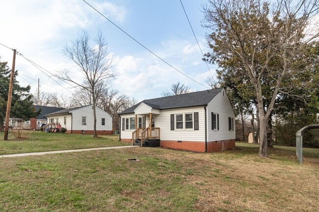 Building Photo - Lovely 3 bedroom, 1 bathroom home in High Point with LVP throughout!