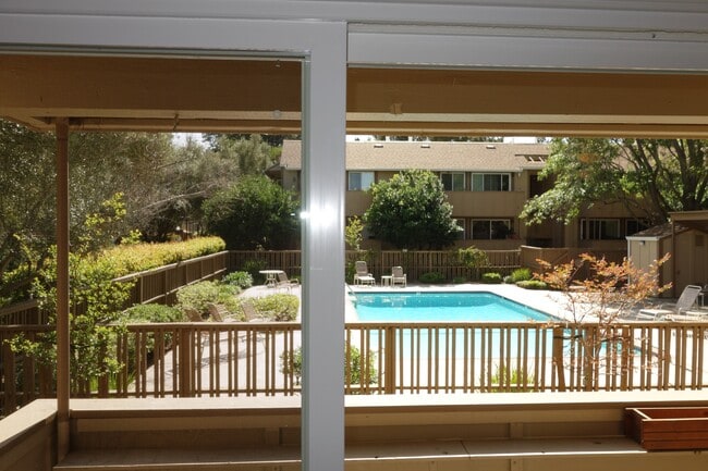 Foto del edificio - 2462 W Bayshore Rd