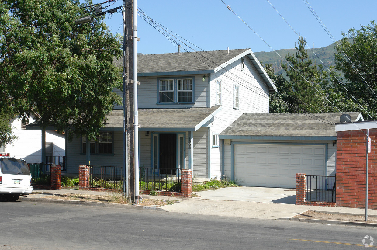 Building Photo - 1006 E Ventura St