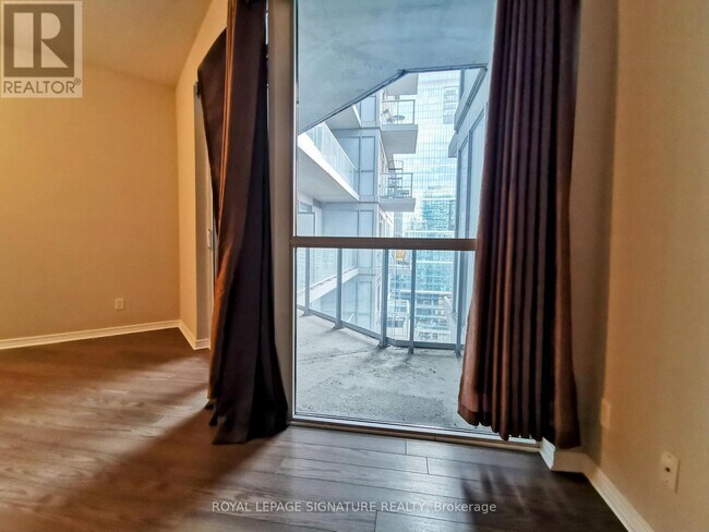 Photo du bâtiment - 352-2352 Front St W
