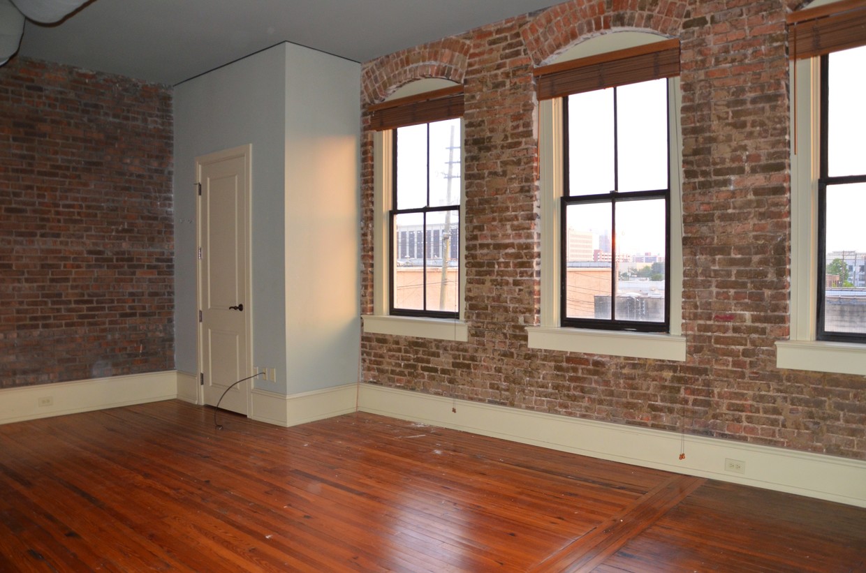 3 Windows in Loft - 2227 1st Ave S