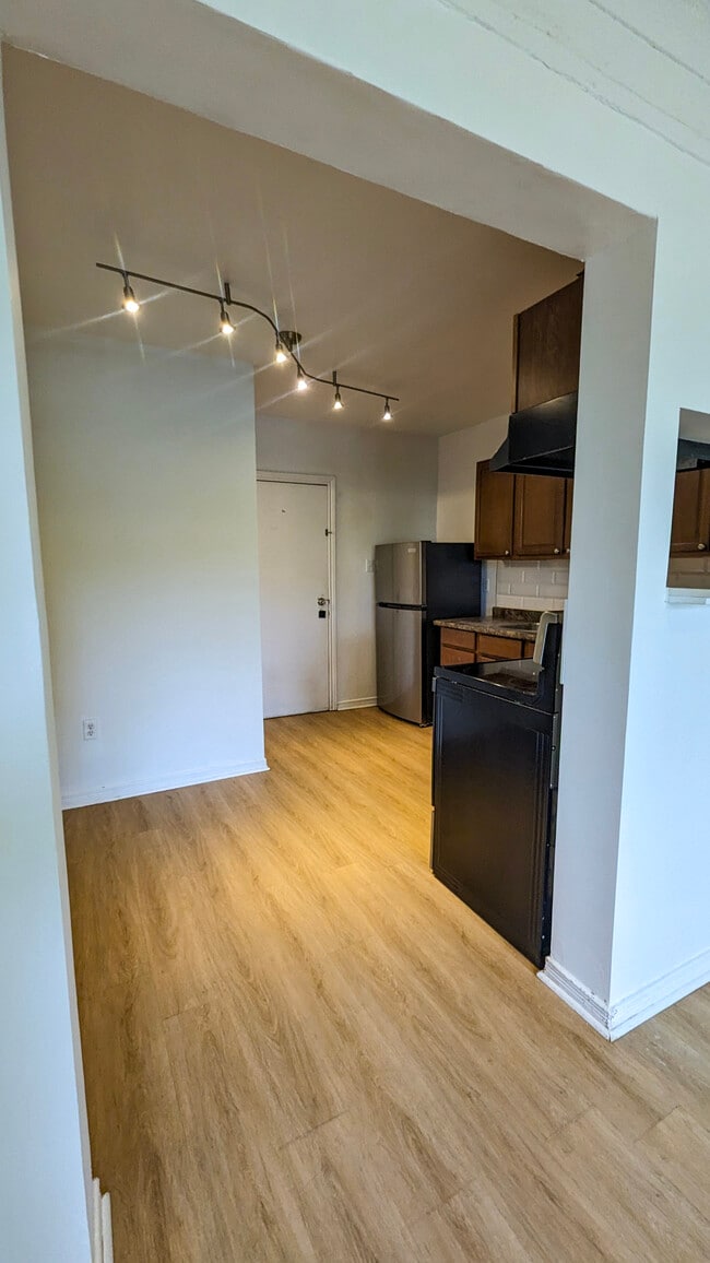 Building Photo - 136 Weber St E