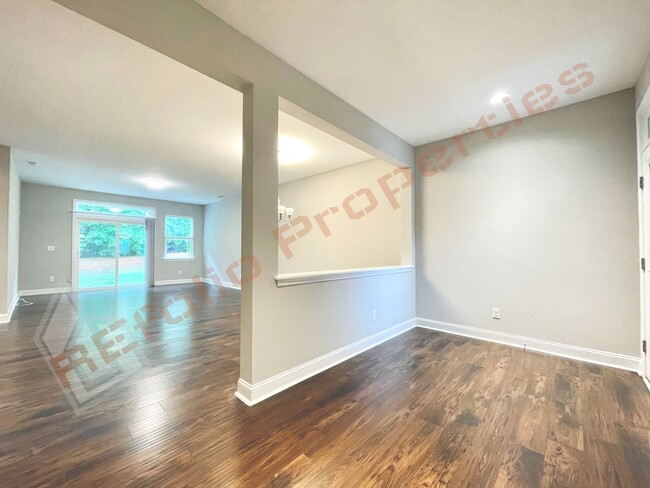 Building Photo - Amazing Spacious 4 Bedroom 3 Bathroom Town...